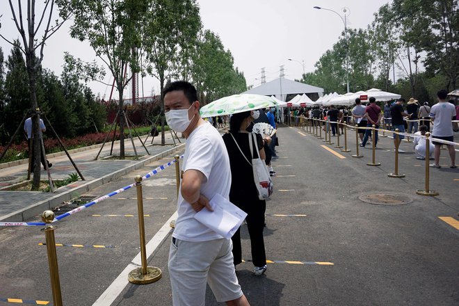 Čakajoči na test za novi koronavirus v Pekingu. FOTO: AFP