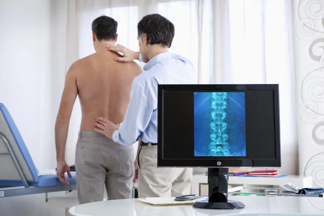 Ali ste vedeli, da lahko hrbtenica prenese do 350 kg obremenitve? FOTO:Arhiv Polet/ Shutterstock 