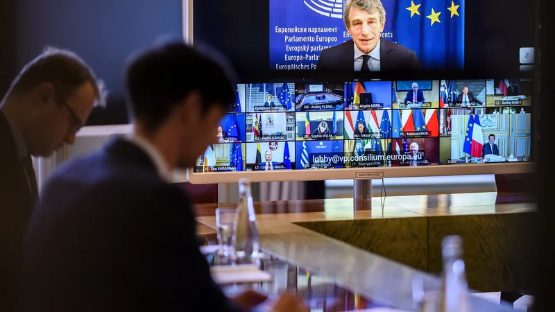 Fotografija: Strm padec gospodarstva po Evropi lahko privede do socialne in posledično politične krize, ki v Uniji lahko povzročijo potres. Foto: Eliot Blondet/Afp