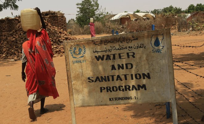 Za to, da voda pri hiši je, so v osmih od desetih gospodinjstev brez urejene vodooskrbe odgovorne ženske. FOTO: Mohamed Nureldin Abdallah/Reuters