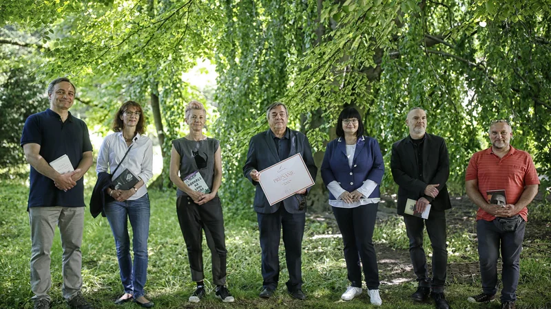 Fotografija: Branko Cestnik, Veronika Simoniti, Suzana Tratnik, Drago Jančar, Nataša Luša, Sebastijan Pregelj in Jiři Kočica. FOTO: Blaž Samec/Delo