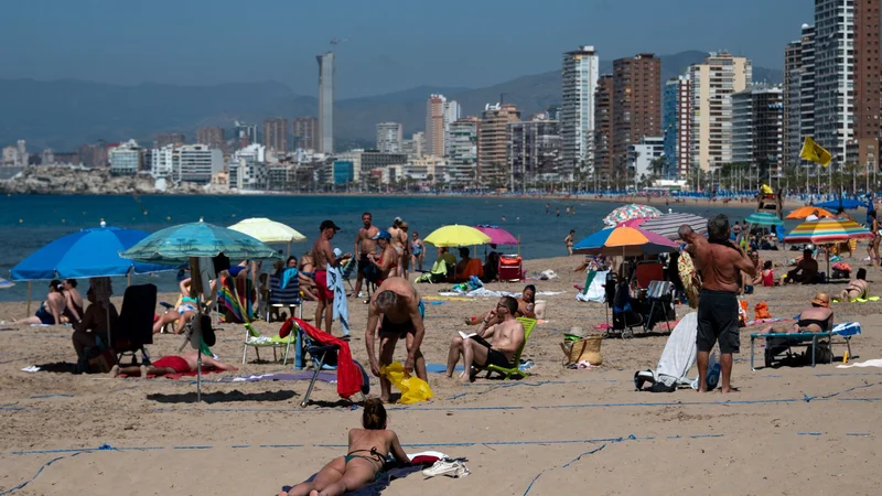 Fotografija: Prizor s plaže v španskem Benidormu. FOTO: Jose Jordan/AFP