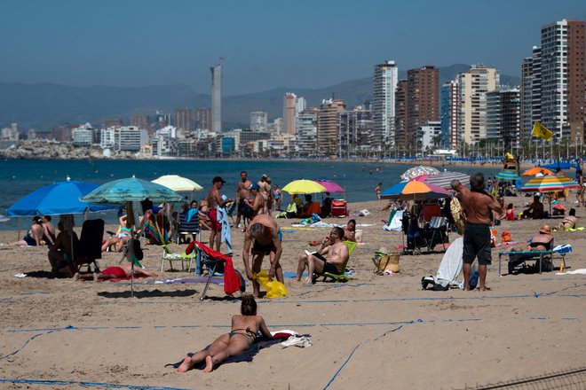 Prizor s plaže v španskem Benidormu. FOTO: Jose Jordan/AFP