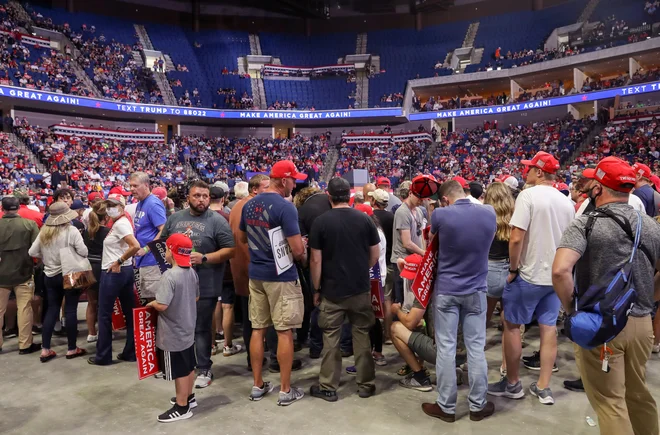 Daleč od prejšnjih prizorov gneče na Trumpovih predvolilnih prireditvah. FOTO: Leah Millis/Reuters