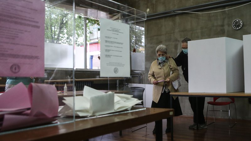 Fotografija: V Srbiji so v nedeljo potekale parlamentarne in lokalne volitve. FOTO: Oliver Bunic/AFP