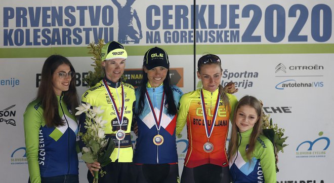 Najboljše v ženski konkurenci, zmagovalka Urška Pintar (v sredini), drugouvrščena Špela Kern (levo) in tretjeuvrščena Urška Žigart. FOTO: Blaž Samec/Delo