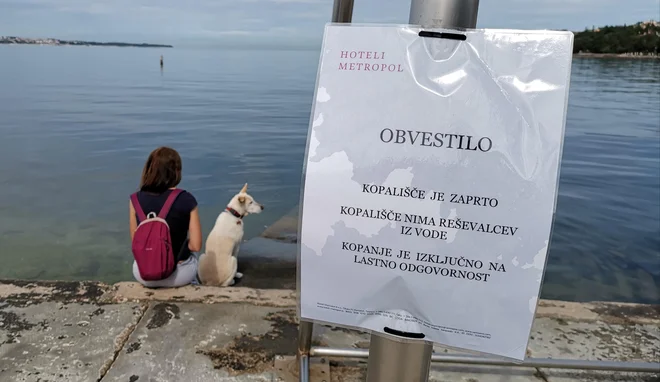 Uspešni turistični strategi dosegli zaprtje dela portoroške plaže. Foto Boris Šuligoj