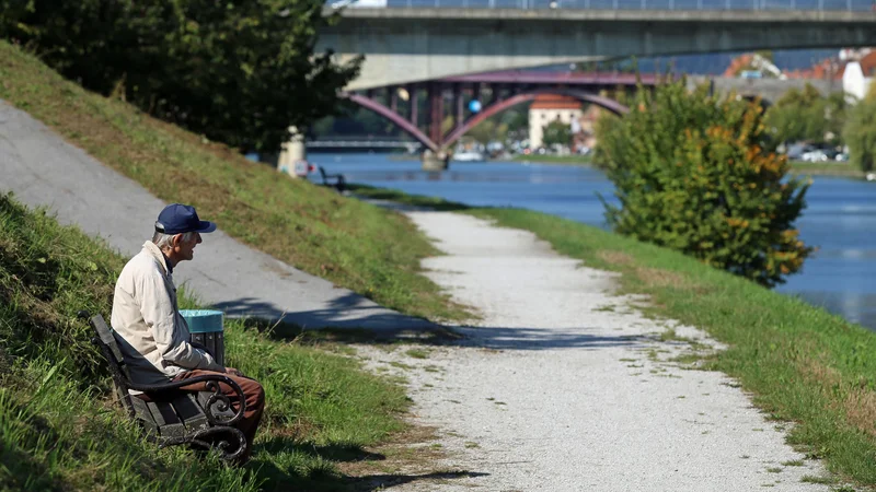 Fotografija: Postopna izguba sluha je nevarna, ker je takrat, ko starejši ugotovi, da izgublja sluh, pogosto že prepozno. Foto Tadej Regent