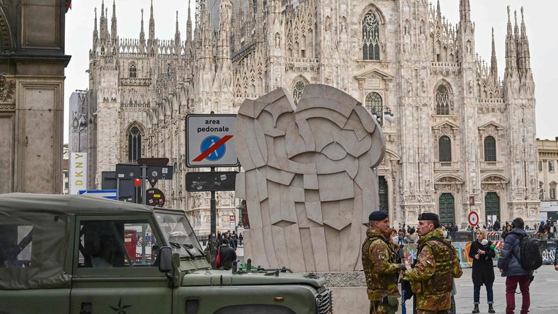 Fotografija: Italijanska vojska pred katedralo v Milanu na začetku epidemije covida-19. FOTO: Miguel Medina/AFP