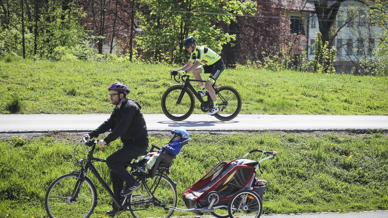 Fotografija: V Sloveniji kolesarijo vse generacije, prav tako gredo v promet vse vrste koles. FOTO: Jože Suhadolnik/Delo