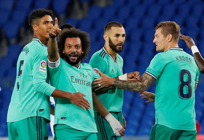 Zvezdniki madridskega Reala so se takole veselili zmage v San Sebastianu. FOTO: Vincent West/Reuters