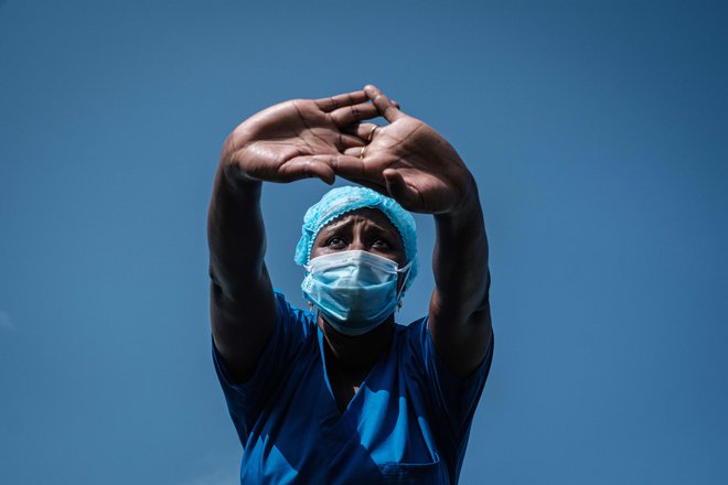 Število okužb z novim koronavirusom po svetu še vedno narašča. FOTO: Jasujoši Čiba/AFP