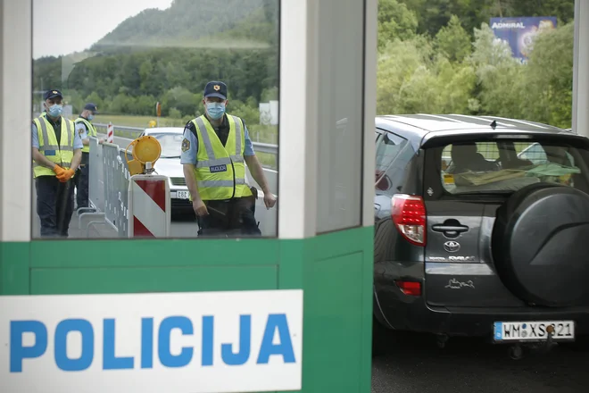 Kontrolna točka v maju na mejnem prehodu Karavanke. FOTO: Jure Eržen/Delo