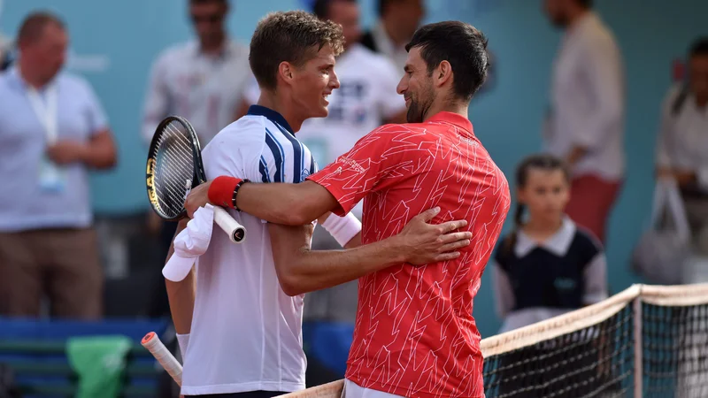 Fotografija: Novak Đoković (desno) se je v očeh množic v hipu prelevil iz junaka v bedaka, čeprav so bili njegovi nameni dobri. FOTO: Cropix