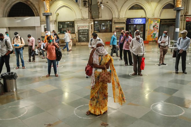 Čakajoči na vlak v indijskem Mumbaju. FOTO: Francis Mascarenhas/Reuters