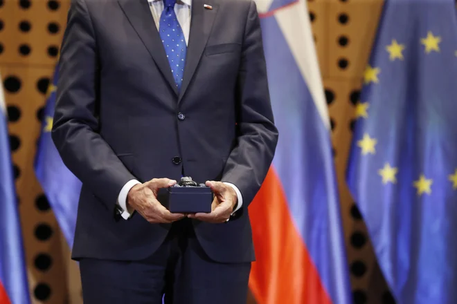Predsednik republike Borut Pahor je medicinskim sestram, tehnikom zdravstvene nege, bolničarjem-negovalcem in babicam vročil repliko Jabolka navdiha. FOTO: Leon Vidic/Delo