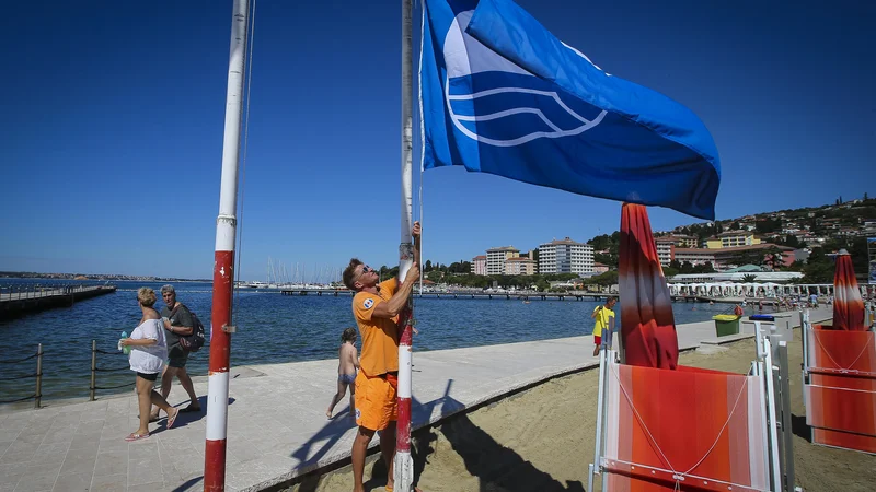 Fotografija: Reševalci iz vode budno spremljajo plažno dogajanje. FOTO: Jože Suhadolnik/Delo