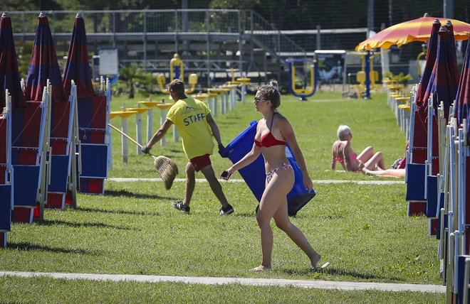 Lepo vreme so portoroški hotelski gostje izkoristili za obisk plaže. FOTO: Jože Suhadolnik/Delo