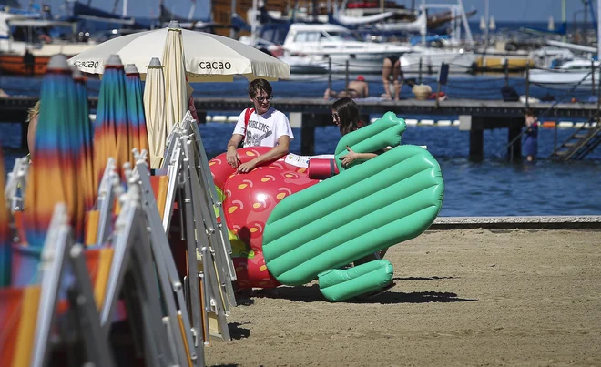 Uradno odprtje osrednje portoroške plaže je naznanil dvig modre zastave, ki je znak kakovosti kopalnih voda. FOTO: Jože Suhadolnik/Delo