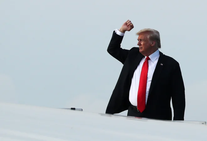 Ameriški predsednik ne popušča. FOTO: Jonathan Ernst/Reuters
