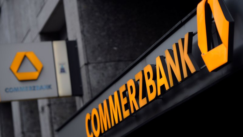 Fotografija: Novica o tem, da bo morala Commerzbank zapustiti Dax, je še toliko bolj grenka, saj je bila frankfurtska finančna ustanova med ustanoviteljicami najpomembnejšega borznega indeksa osrednje evropske države. FOTO: Patrik Stollarz/AFP