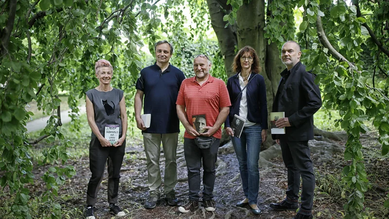 Fotografija: Kresnikovi finalisti: Suzana Tratnik, Branko Cestnik, Jiři Kočica, Veronika Simoniti in Sebastijan Pregelj  FOTO: Blaž Samec