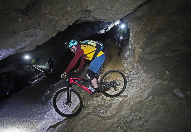 <em>Black hole trail</em><em> </em>skozi podzemlje Pece je namenjen bolj izkušenim kolesarjem. FOTO: Tadej Regent