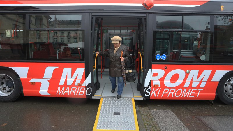 Fotografija: Zaradi neodplačnega prenosa avtobusov Marpromu ne bo več treba avtobusov amortizirati po 15-odstotni stopnji. FOTO: Tadej Regent/Delo