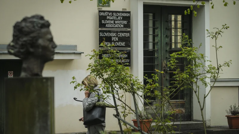 Fotografija: V Ebenspangerjevi vili sta se pisali Pisateljska ustava, Majniška deklaracija, tam so bili protestni večeri med procesom zoper JBTZ. FOTO: Jože Suhadolnik/Delo