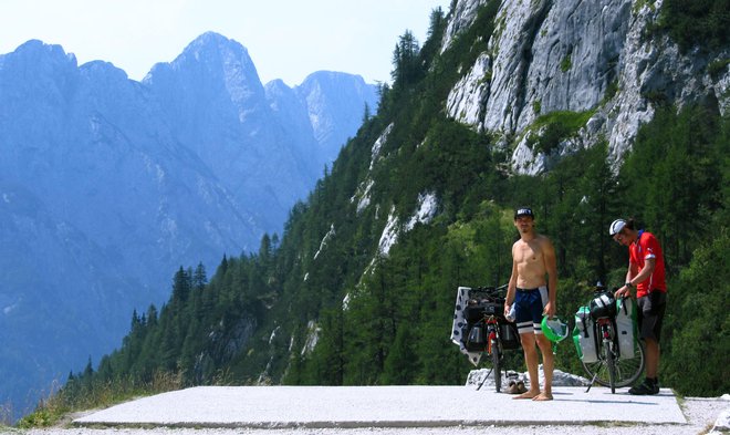 Gorski roman, ki ga bodo na teh gorskih vzponih, skozi celo poletje, v ceste vrteli kolesarji ob koncu poletja. FOTO: Blaž Samec