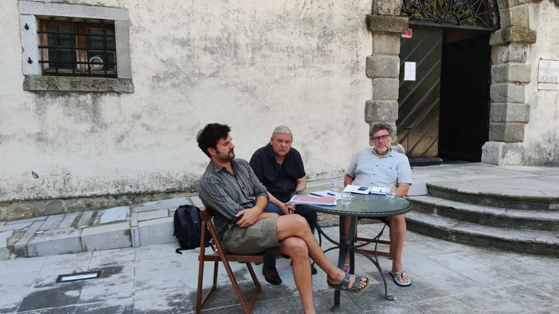 Fotografija: Organizatorji festivala Glasbe sveta: (od leve proti desni) Tadej Stolič, Vladimir Peruničič in Aleks Vičič. FOTO: Goriški muzej