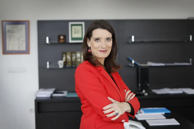 »Šole bodo seznanjene z vsemi modeli. Zato da se bodo, ko bodo dobili sporočilo, po katerem modelu bomo 1. septembra organizirali izobraževanje, znale ustrezno pripraviti,« pravi ministrica za izobraževanje Simona Kustec. FOTO: Leon Vidic/Delo