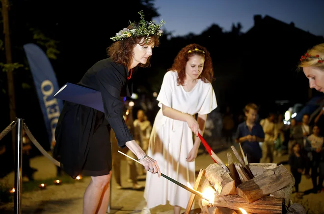 Lavreatka je s kresnicami prižgala tradicionalni ogenj. FOTO: Blaž Samec/Delo