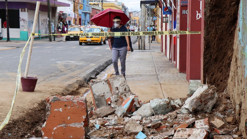 Fotografija: Prizor po potresu z epicentrom v mehiški zvezni državi Oaxaca. FOTO: Jorge Luis Plata/Reuters