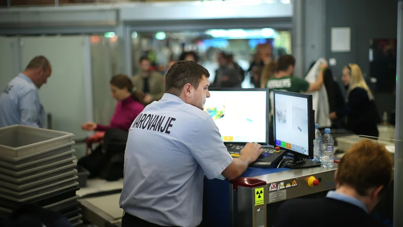 Fotografija: Informacijski pooblaščenec opozarja notranje in infrastrukturno ministrstvo, da implementacija evropske direktive in spreminjanje zakonov, ki narekujejo beleženje in analiziranje podatkov letalskih potnikov, nista ustrezna in vztraja, da za vključitev notranjih letov (in celo preletov) ni prave utemeljitve, vsaj ne v sedanji fazi in pred odločitvijo ustavnega sodišča. FOTO: Jure Eržen/Delo