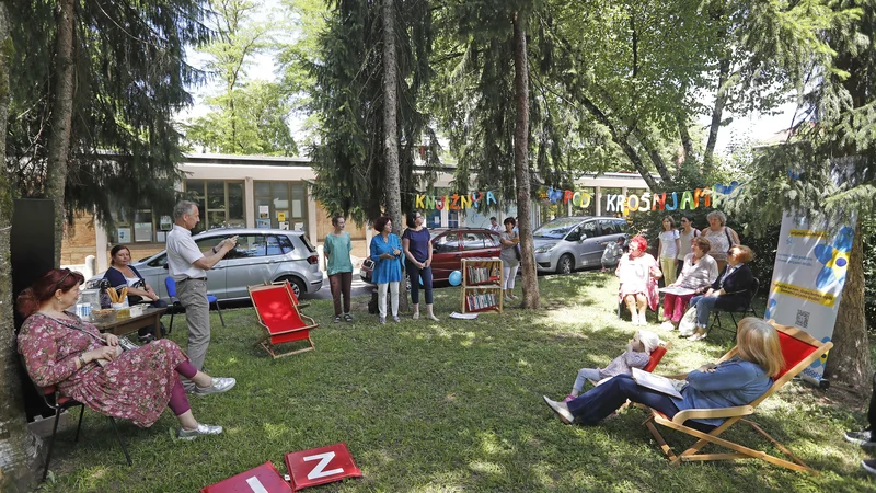 Fotografija: V Spominčici napovedujejo, da bodo v knjižnici pod krošnjami izvajali tudi zanimive in raznovrstne delavnice, ki bodo primerne za vse generacije. FOTO: Leon Vidic/Delo