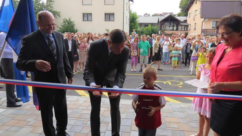 Fotografija: Predsednik države Borut Pahor je na uradnem odprtju Šmelca julija 2014 pohvalil primer dobre prakse. FOTO: Bojan Rajšek/Delo