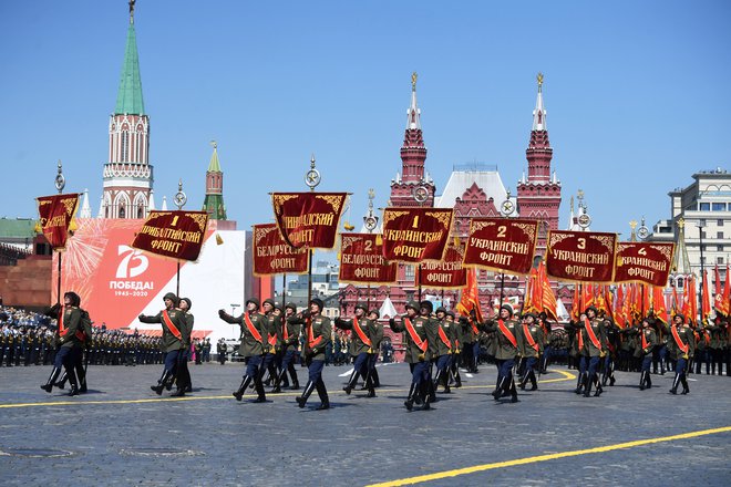 Množična zborovanja so<em> </em>v Moskvi uradno še vedno prepovedana, toda za parado je bila narejena izjema. FOTO: Iliya Pitalev/ REUTERS