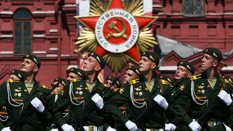 Fotografija: Ruski vojaki med tradicionalno vojaško parado na moskovskem Rdečem trgu. FOTO: Ramil Sitdikov/REUTERS