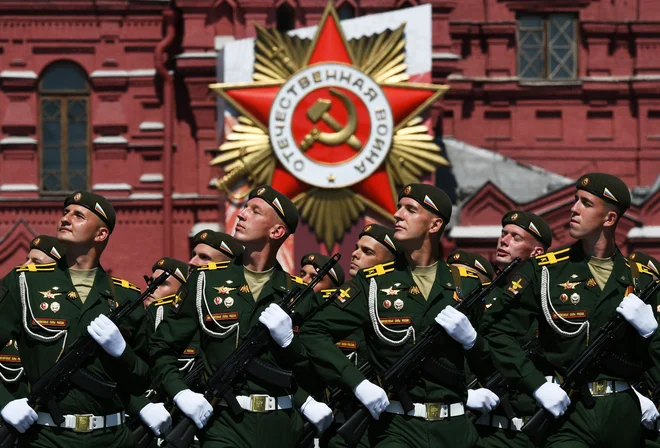 Ruski vojaki med tradicionalno vojaško parado na moskovskem Rdečem trgu. FOTO: Ramil Sitdikov/REUTERS