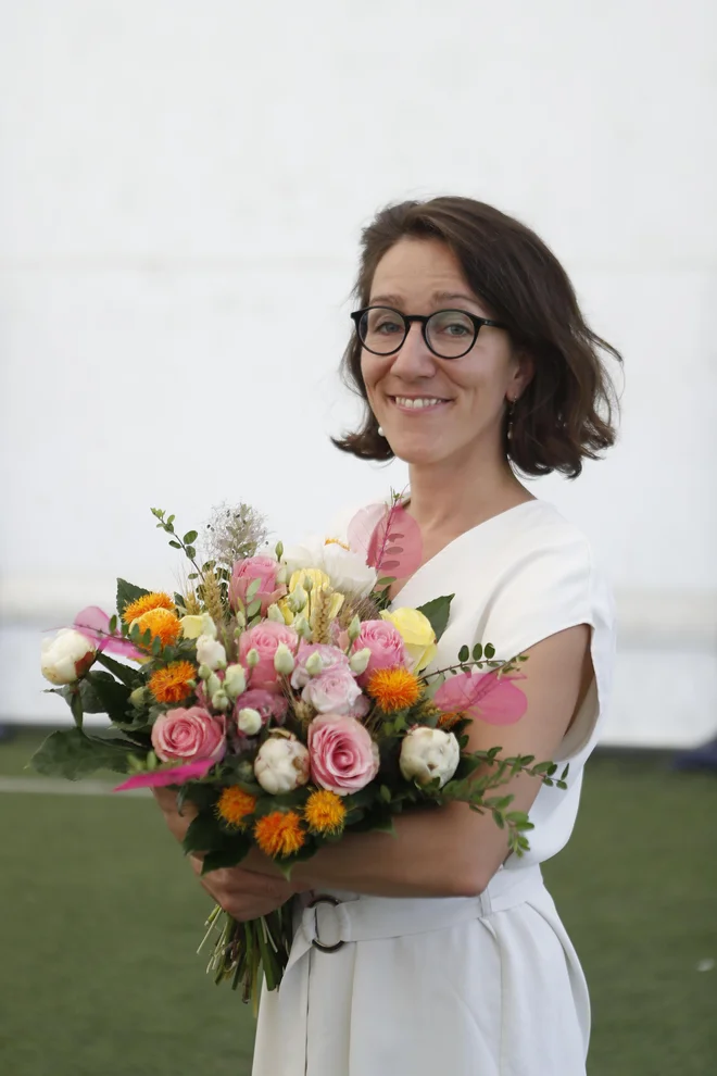 Za nagrado je Jankovičeva prejela bon v vrednosti 500 evrov bruto in letno naročnino na revijo Onaplus.&nbsp;FOTO: Leon Vidic/Delo