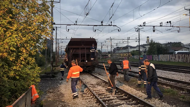 Fotografija: Kaj jih čaka po dopustu, če odidejo domov? Karantena zagotovo ... FOTO: Jure Eržen/Delo