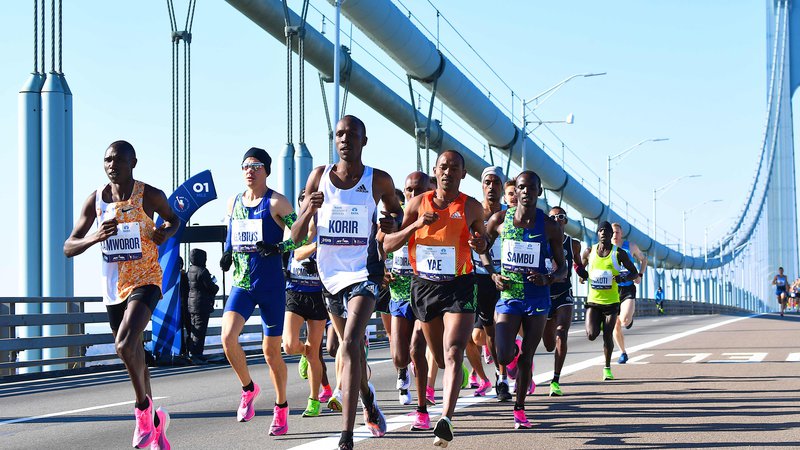 Fotografija: (FILES) In this file photo runners cross the Verrazzano-Narrows Bridge during the 2019 TCS New York City Marathon in New York on November 3, 2019. - New York's famed marathon planned for November 1, 2020 has been cancelled due to the coronavirus pandemic, organizers said June 24, 2020. Calling the cancellation "incredibly disappointing," Michael Capiraso, head of the New York Road Runners organization, said "it was clearly the course we needed to follow from a health and safety perspective." (Photo by Johannes EISELE / AFP) Foto Johannes Eisele Afp