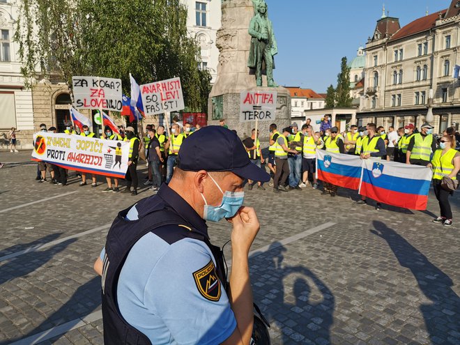 Nasprotniki alternativne proslave so se zbrali pred 19. uro na Prešernovem trgu. FOTO: Foto Jože Suhadolnik/Delo
