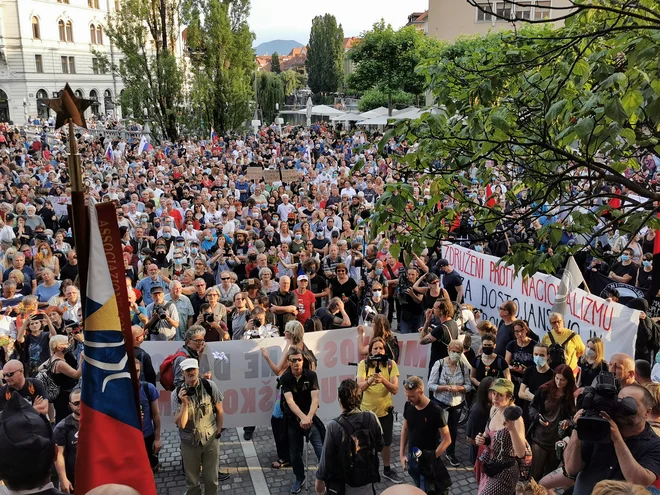 Udeleženci alternativne proslave so napolnili Prešernov trg. FOTO: Jože Suhadolnik/Delo