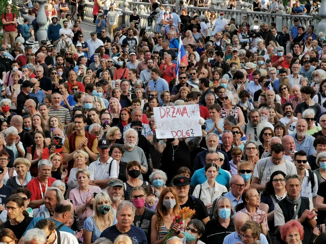 Prizor z alternativne proslave ob dnevu državnosti, ki se je odvila na Prešernovem trgu. FOTO: Jože Suhadolnik/Delo