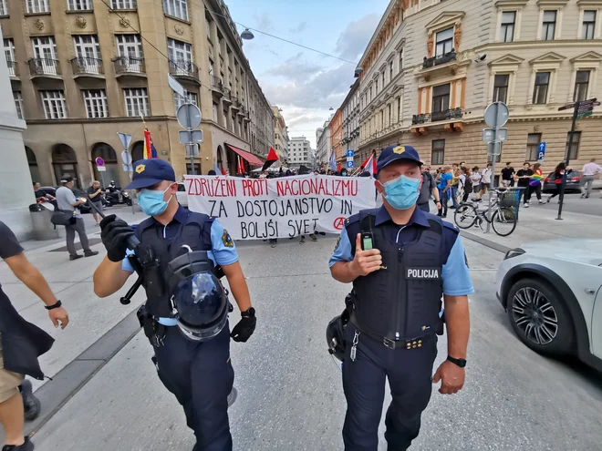 Zbrana množica se sprehaja po mestnem središču. Pri tem vzklika: »Ulice so naše!« FOTO: Jože Suhadolnik/Delo