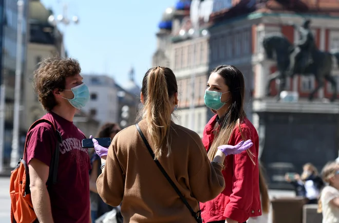 Od parila naprej tako velikega števila okužb v enem dnevu na Hrvaškem še niso zabeležili. FOTO: Denis Lovrovic/Afp