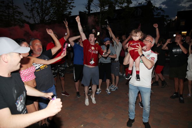 Slavje navijačev Liverpoola takoj po koncu tekme v Londonu. FOTO: Molly Darlington/Reuters