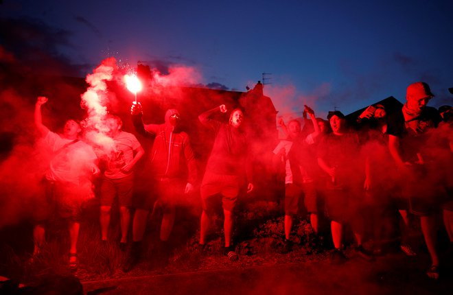 Slavje navijačev Liverpoola takoj po koncu tekme v Londonu.  FOTO: Phil Noble/Reuters